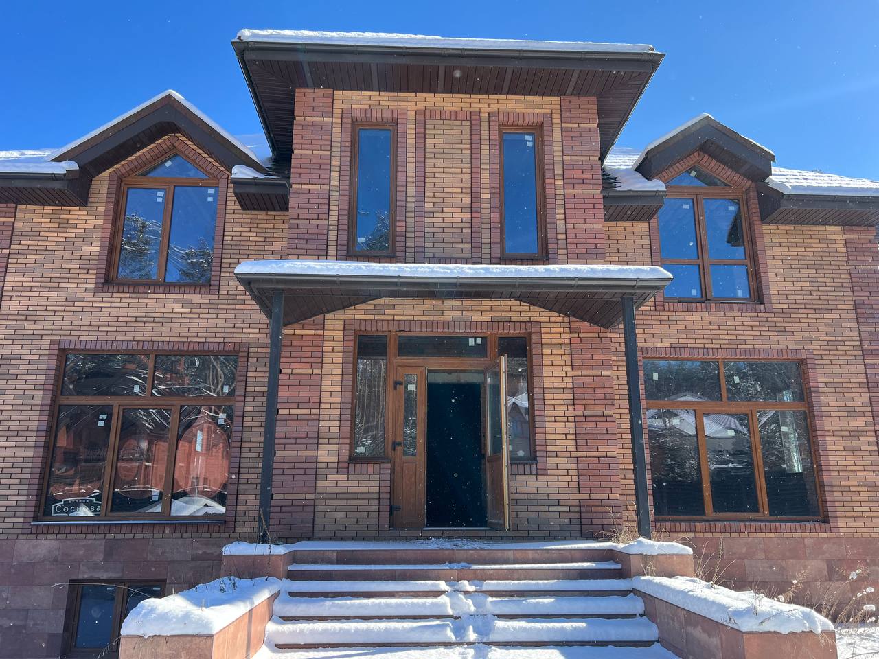 Стоянка Закрите Котеджне Містечко