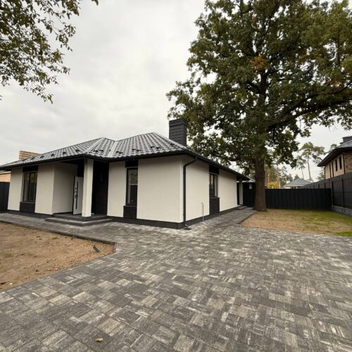 Лісова Буча  Одноповерховий будинок з терасою і неймовірним дубом.