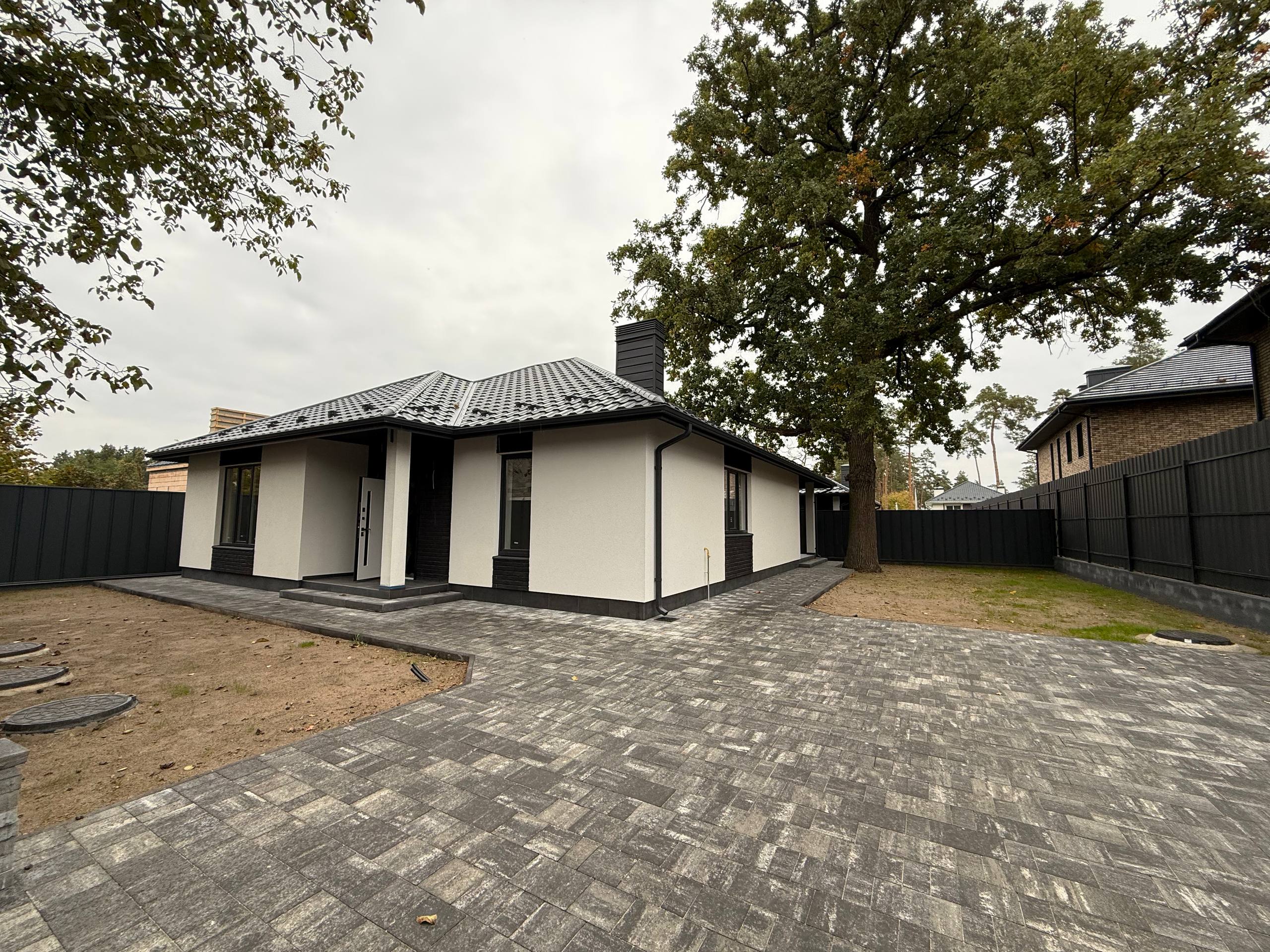 Лісова Буча Одноповерховий будинок з терасою і неймовірним дубом.