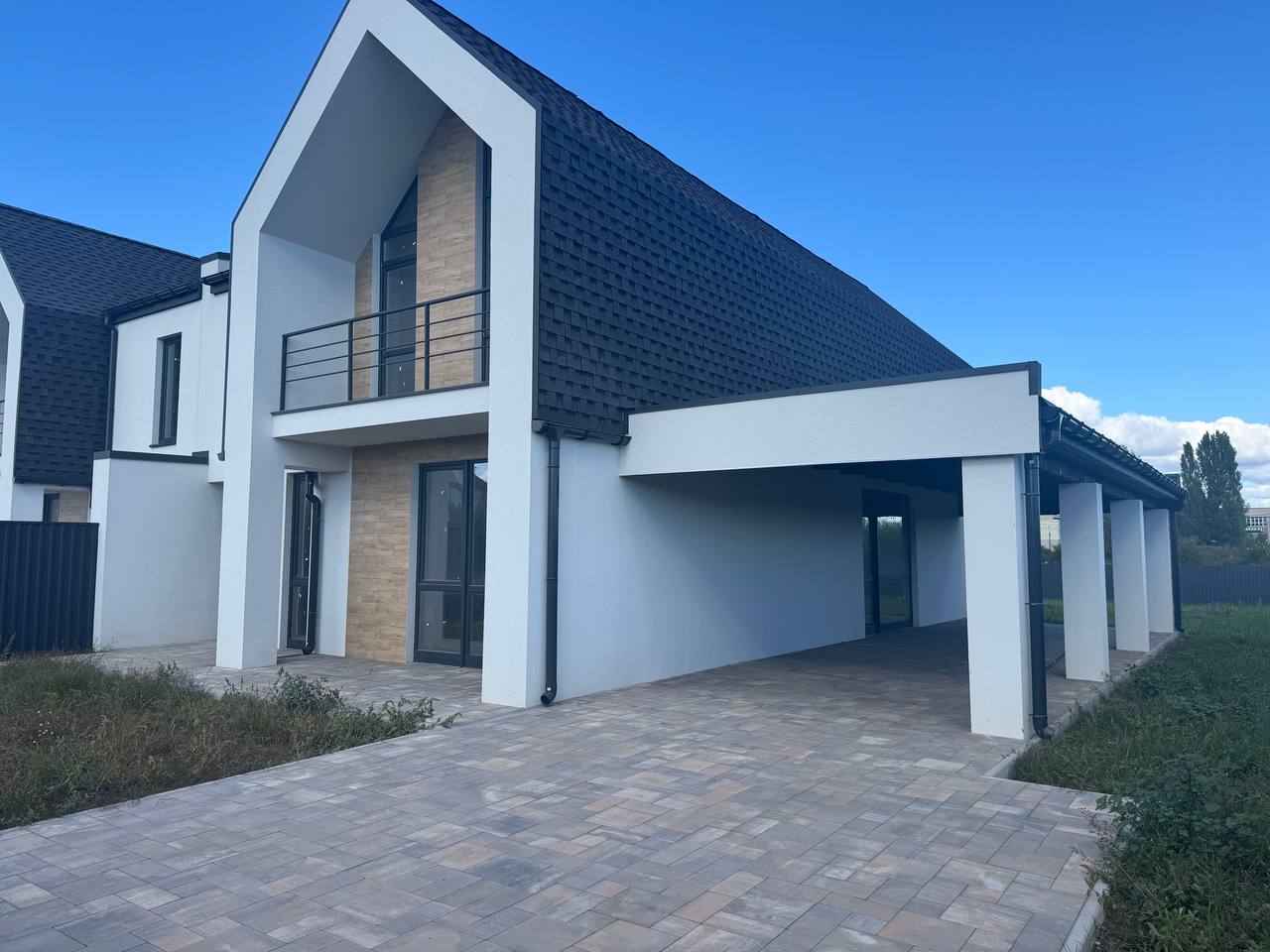 🏡 Сучасний двоповерховий будинок із терасою