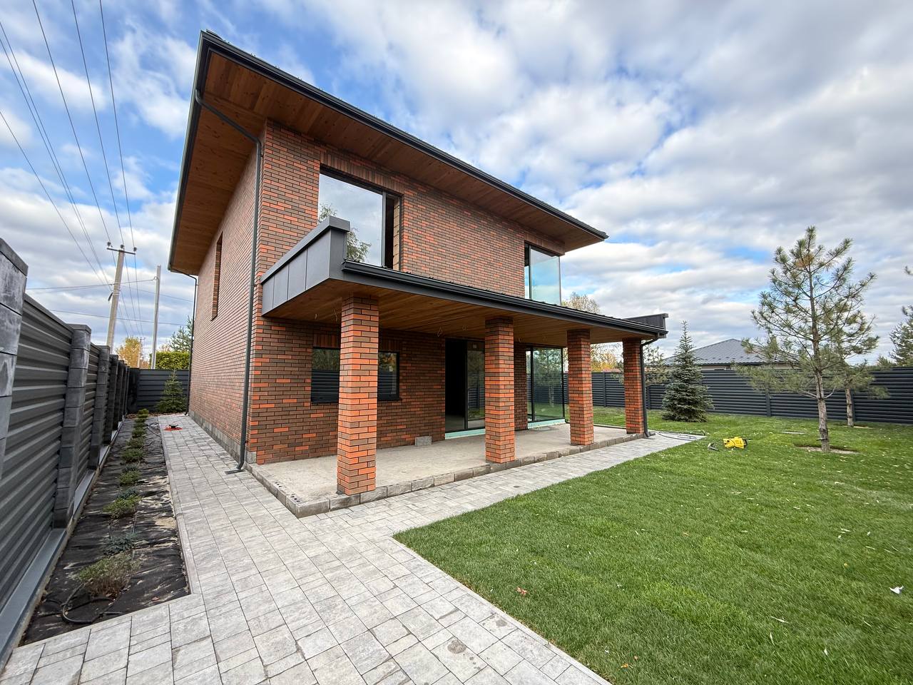 🏡 Сучасний двоповерховий будинок із автонавісом у с. Гореничі