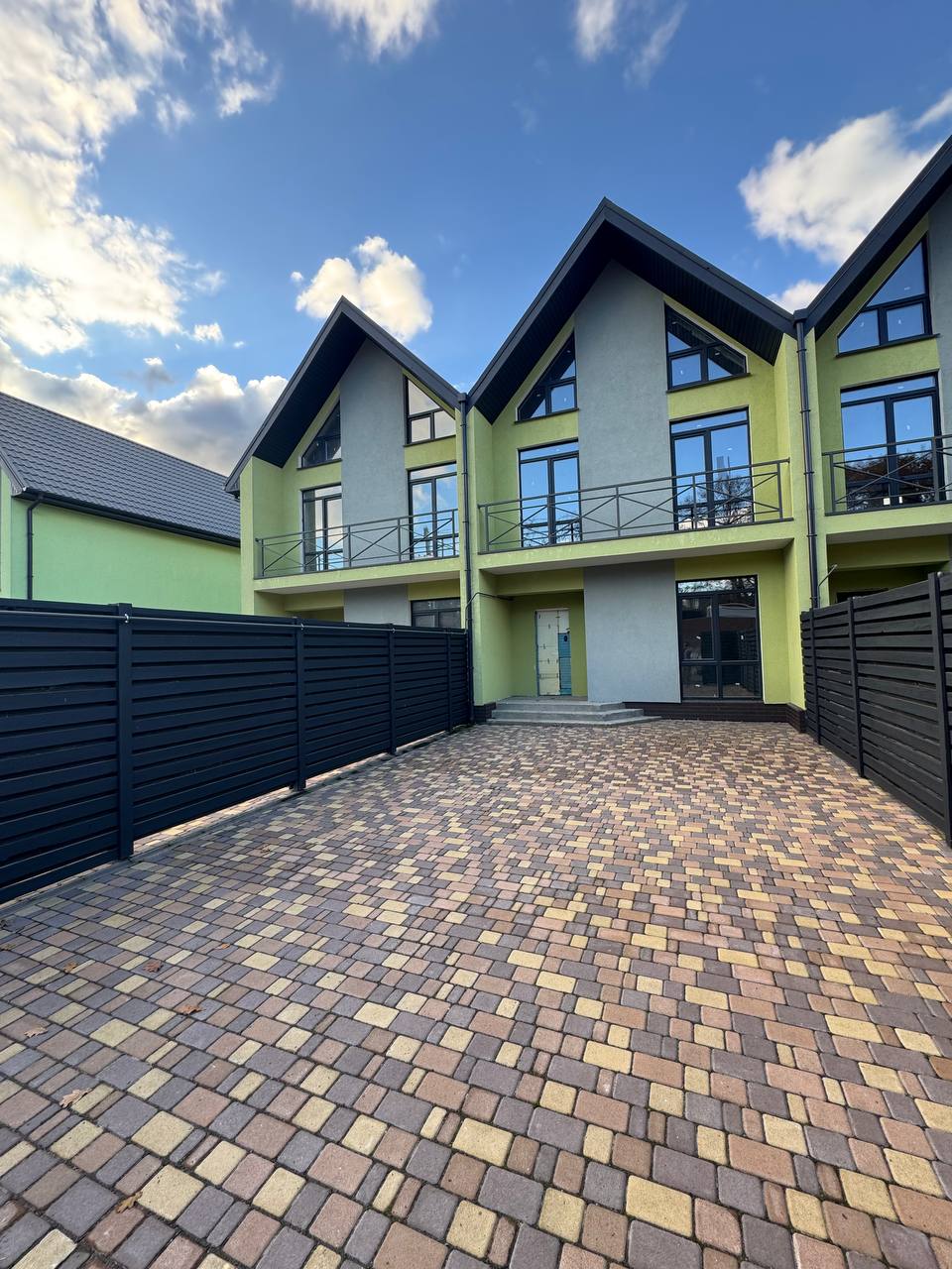 🏡 Таунхауси в “Стоянка”